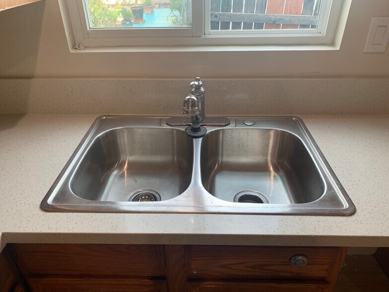 Building Photo - 342 E 84th St