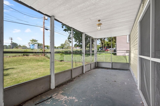 Building Photo - 515 Topaz Ave
