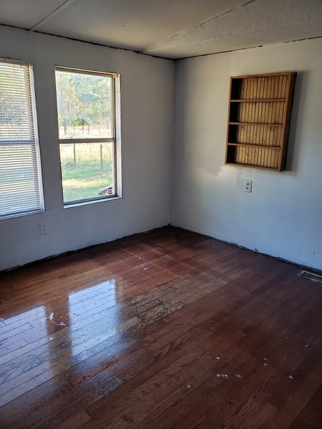 Building Photo - Available Now! Rent this 6 bedroom, 1 bathroom Home in Gaston!