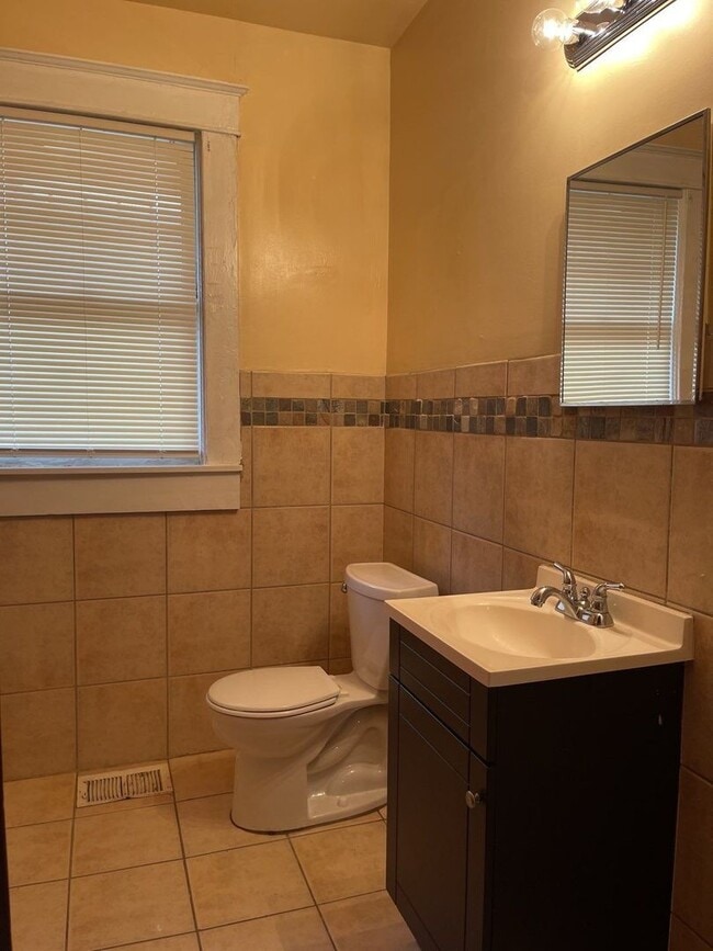 Building Photo - Spacious House in the U of M Area! Coming ...