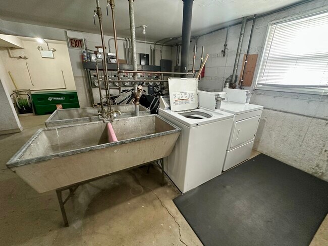 Building Photo - 7845 W Lawrence Ave