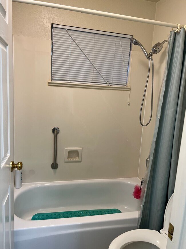 Building Photo - Charming 4 Bedroom Ridgeview Large Lot Home!