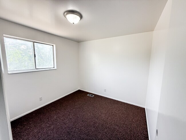 Building Photo - 1038 Cedar Ridge Rd
