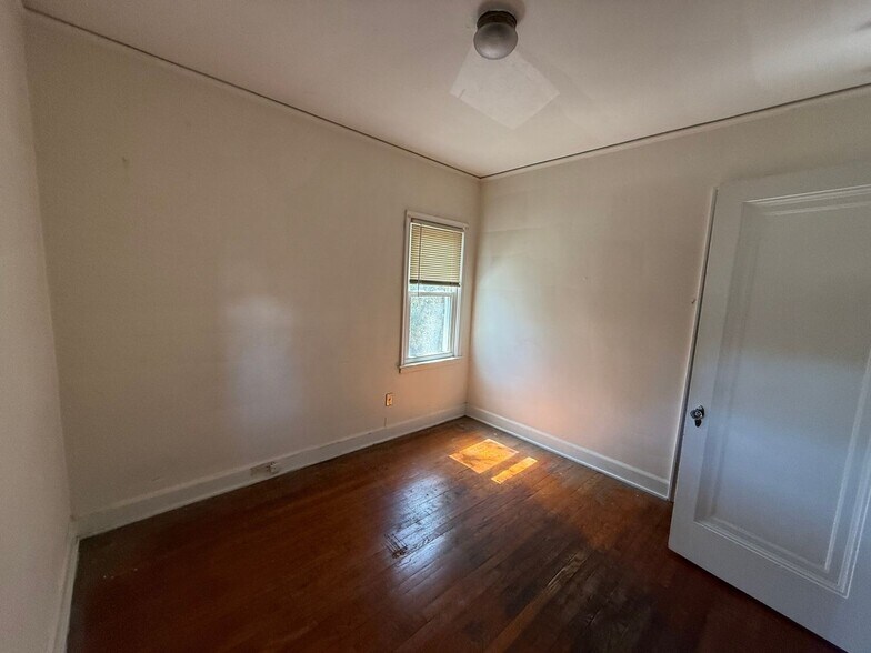 Building Photo - 884 Beaconsfield Ave