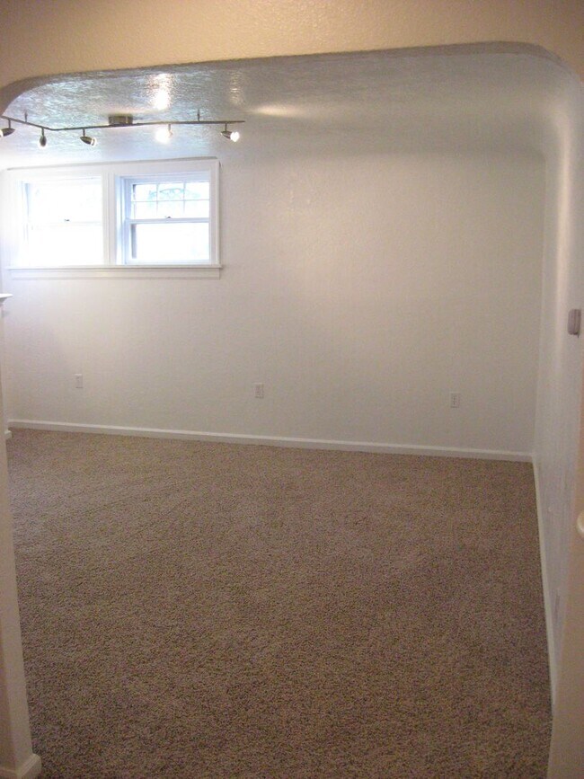 Building Photo - 109 Yellowstone Ave