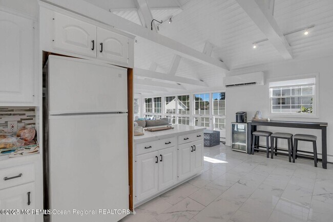 Building Photo - 373 W Park Ave