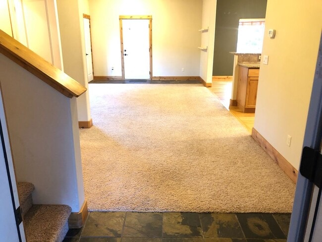 Building Photo - Great 3 Bedroom SW Bend Single Family Home