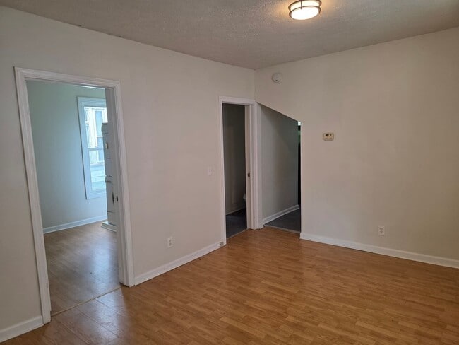 Building Photo - South Wedge Large 2 Bedroom Half House 1st Fl Floor Avail Now