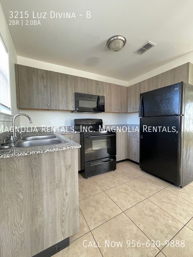 Building Photo - 3215 Luz Divina St