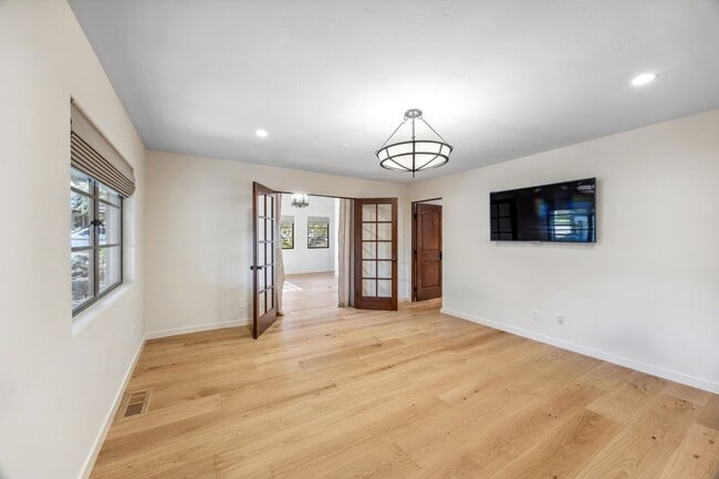 Building Photo - Stunning Single Level Home Central Woodside