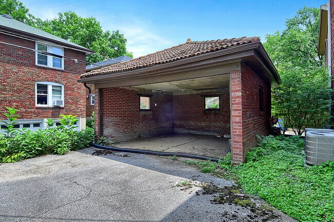 Building Photo - 7009 Amherst Ave