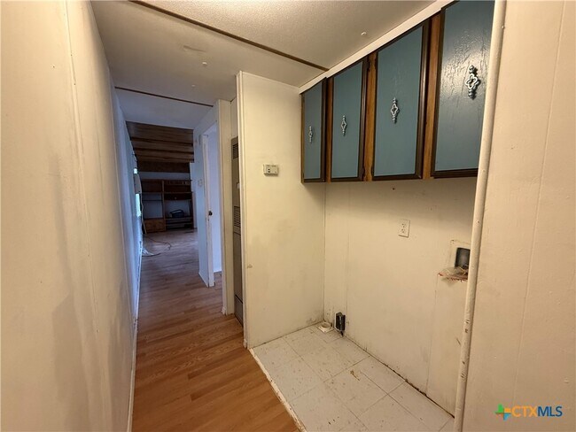 Building Photo - 222 Six Pines Rd