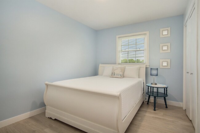 Building Photo - 2245 Lakeshore Dr