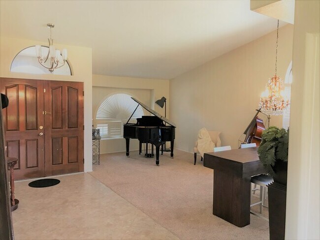 Building Photo - Beautiful 4Bd x 2.5Bath w/ HUGE Backyard &...