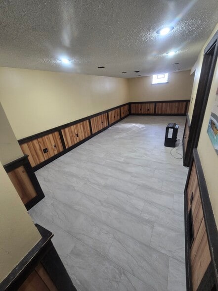 Building Photo - 8145 S White Oak Dr