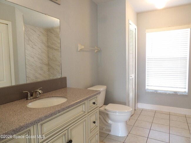 Building Photo - 1006 Locust Ave NW