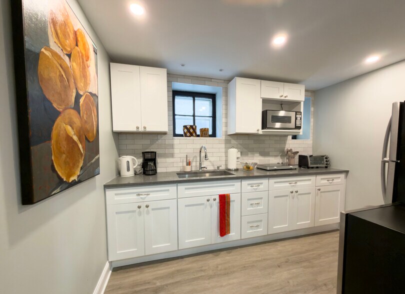 Kitchen - 952 N Hoyne Ave