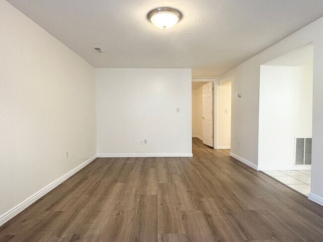 Building Photo - 2028 Sunnyside Ave S