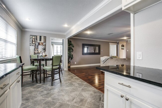 Building Photo - 2906 Sharpview Ln