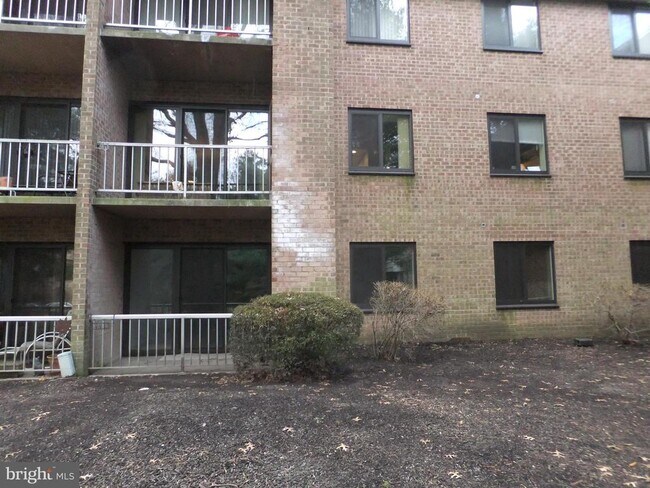 Building Photo - 1640 Oakwood Dr