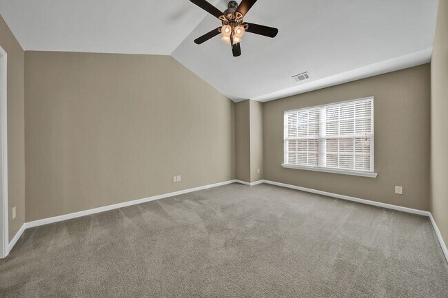 Building Photo - Lovely Two Bedroom Townhome With Bonus and...