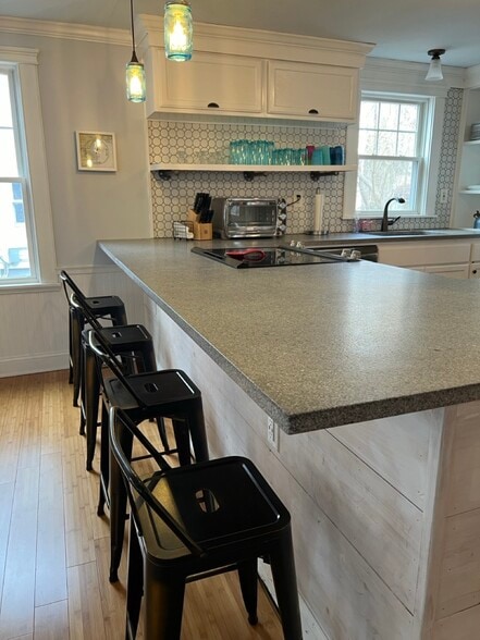 Counter and eat-in kitchen - 130 Union Ave