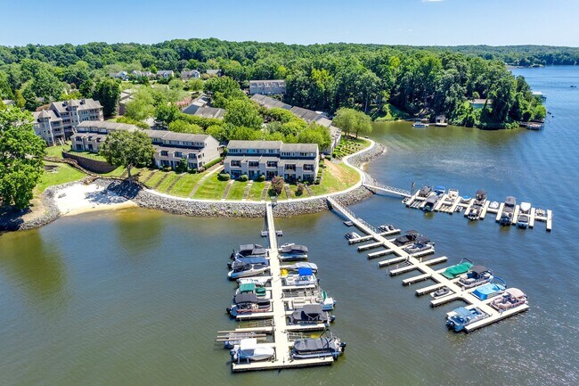 Building Photo - Charming 2 bed 2 bath condo with great water views in gated community in Charlotte on Lake Wylie!
