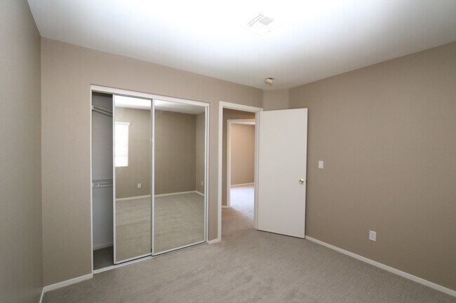 Building Photo - Beautiful 2 Story Home With Pool!!!