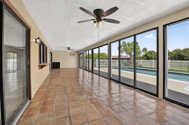 Building Photo - 10157 La Reina Rd