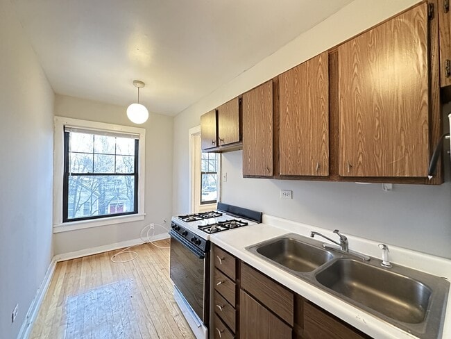 Building Photo - 3007 N Racine Ave