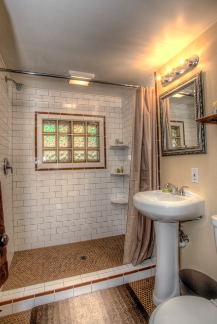 Building Photo - 560 Riceville Rd