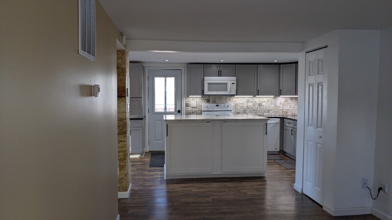 Building Photo - 2425 E Ave