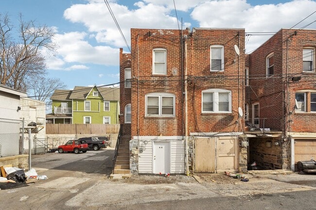 Building Photo - 3 Bedroom, 1.5 bath townhome