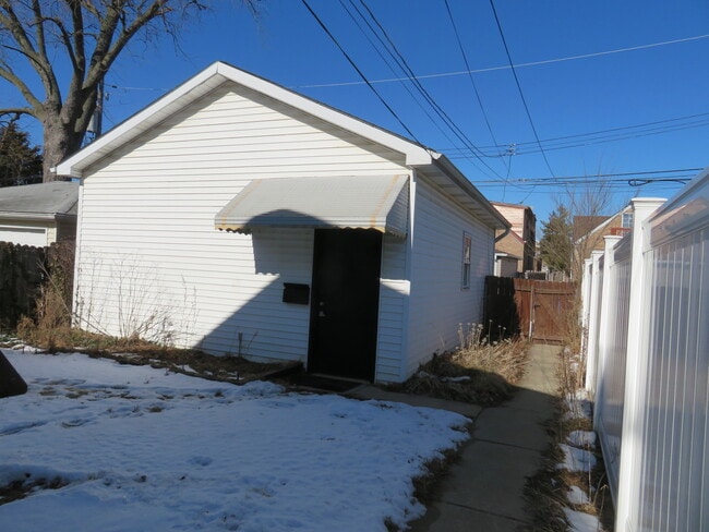 Building Photo - 6948 W Wellington Ave