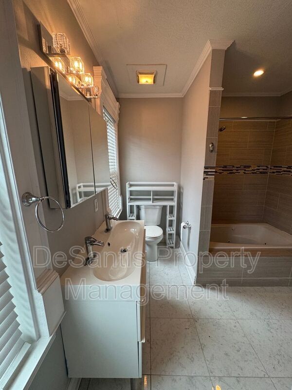 Building Photo - 5424 Harrison St