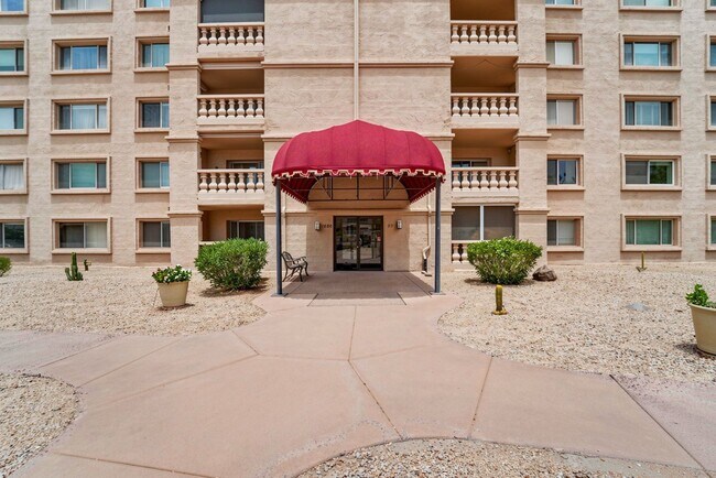Building Photo - Welcome to this fabulous 2-bedroom, 2-bathroom condo in the heart of South Scottsdale!