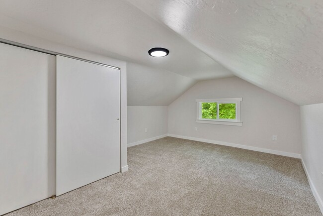 Building Photo - Darling 4 Bed, 2 Bath Home in Spokane!
