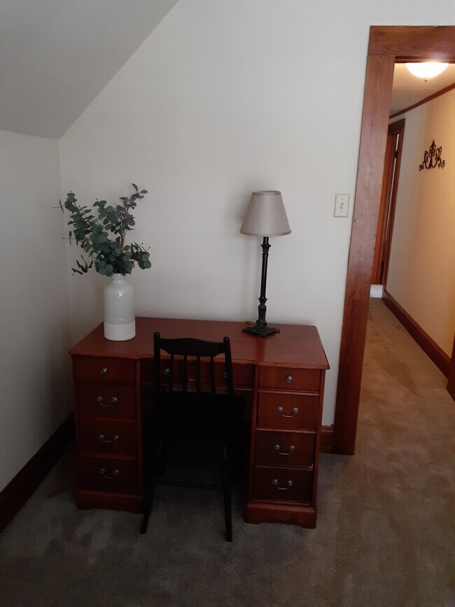 Building Photo - 944 Woodlawn St