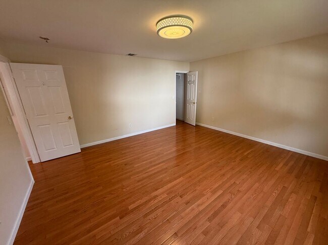 Building Photo - 109 Adirondack Dr