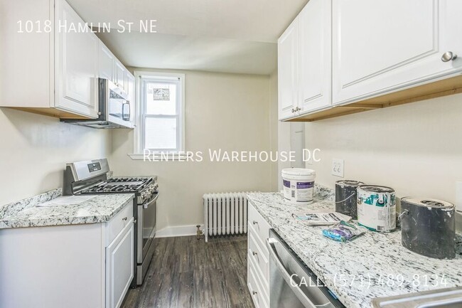 Building Photo - Newly renovated 3bd/1.5bth end unit TH Nes...