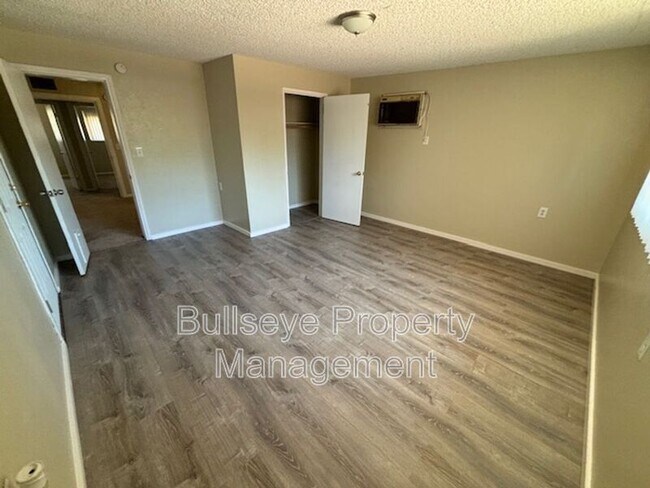 Building Photo - 3127 W Dahlia Dr
