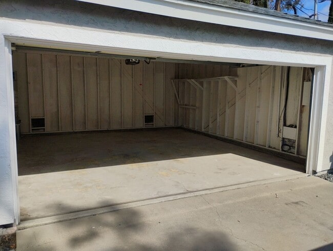 Building Photo - Like new 4 BR/3 Full Baths