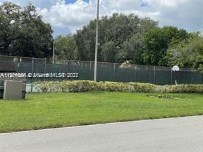 Building Photo - 9441 Live Oak Pl