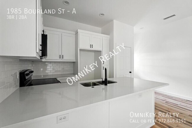 Building Photo - 1985 Bourland St