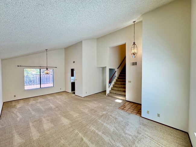 Building Photo - Spacious Home Located in the Desired Diabl...