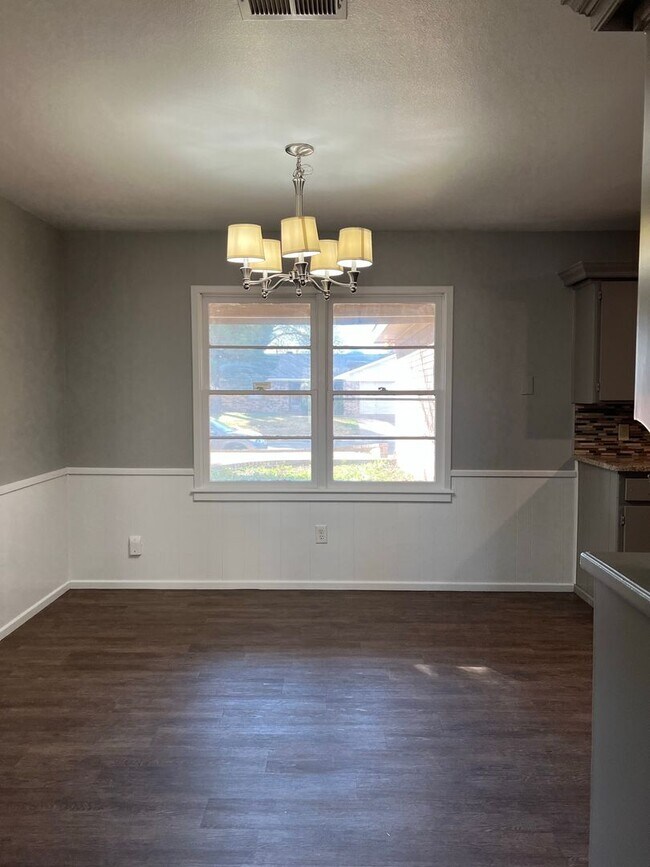 Building Photo - 3/2/2 South West Lubbock