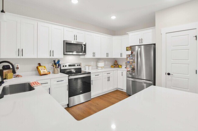 Building Photo - Pet Friendly Three Bedroom on Acre!