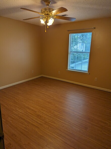 Building Photo - 168 Riverview Dr
