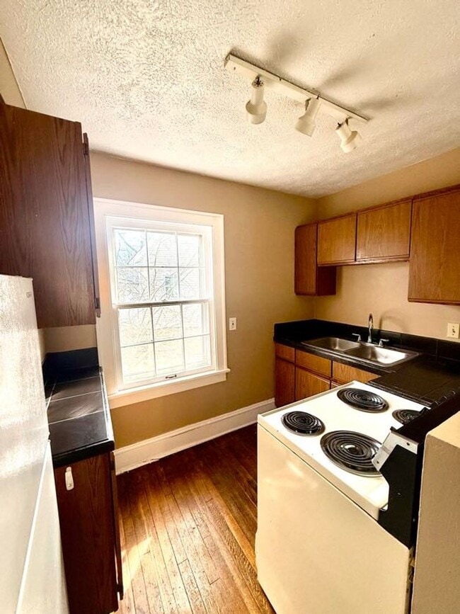 Building Photo - Westmoreland Duplex One