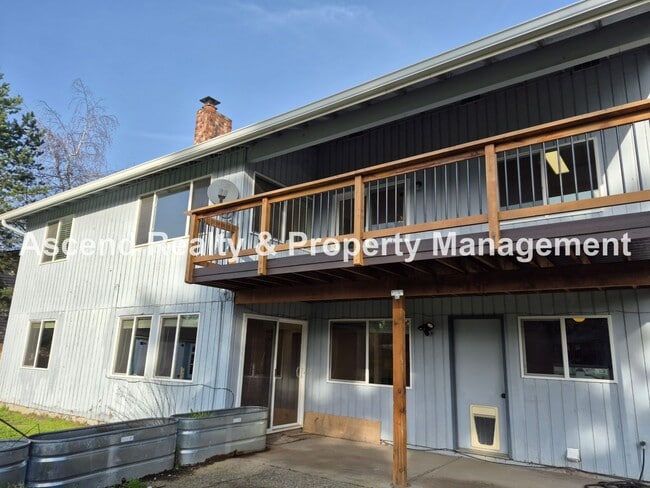 Building Photo - Need Space? This is the Place! Available NOW~Beautifully Updated 4Bed/3Bath Backs to Park Pets OK